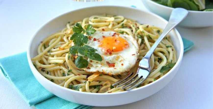pasta con huevo frito